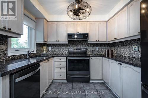 1916 Edenwood Drive, Oshawa, ON - Indoor Photo Showing Kitchen With Upgraded Kitchen