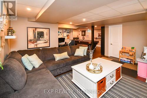 452 Greenwood Drive, Essa, ON - Indoor Photo Showing Living Room