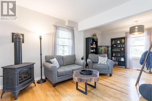 9832 Highway 12 W, Oro-Medonte, ON - Indoor Photo Showing Living Room