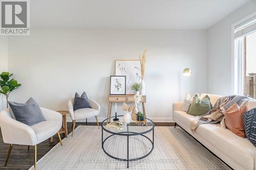 735 Banks Crescent, Milton, ON - Indoor Photo Showing Living Room