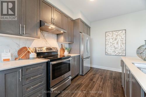 735 Banks Crescent, Milton, ON - Indoor Photo Showing Kitchen With Stainless Steel Kitchen With Upgraded Kitchen