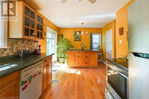 29 Mcclary Avenue, London, ON - Indoor Photo Showing Kitchen