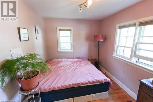 29 Mcclary Avenue, London, ON - Indoor Photo Showing Bedroom