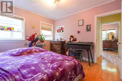 29 Mcclary Avenue, London, ON - Indoor Photo Showing Bedroom