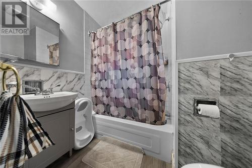 1157-1159 Paquette Street, Greater Sudbury, ON - Indoor Photo Showing Bathroom