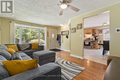 38 Barrett Crescent, London, ON - Indoor Photo Showing Living Room