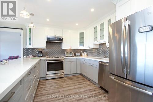 1209 - 711 Rossland Road E, Whitby (Pringle Creek), ON - Indoor Photo Showing Kitchen With Upgraded Kitchen