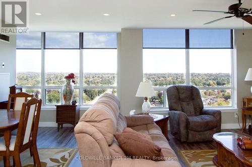 1209 - 711 Rossland Road E, Whitby (Pringle Creek), ON - Indoor Photo Showing Living Room