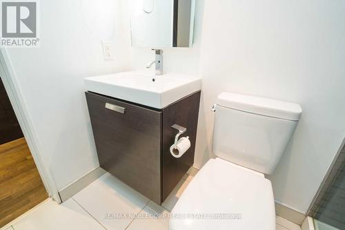 818 - 629 King Street W, Toronto, ON - Indoor Photo Showing Bathroom