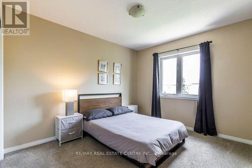 16 Newport Crescent, Hamilton, ON - Indoor Photo Showing Bedroom