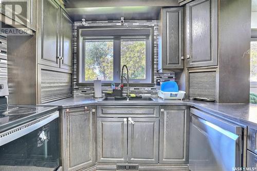 275 Trudelle Crescent, Regina, SK - Indoor Photo Showing Kitchen With Double Sink