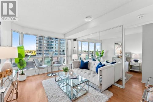 702 - 8 Lee Centre Drive, Toronto, ON - Indoor Photo Showing Living Room