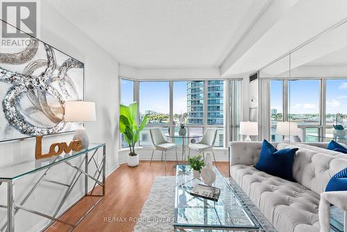 702 - 8 Lee Centre Drive, Toronto, ON - Indoor Photo Showing Living Room