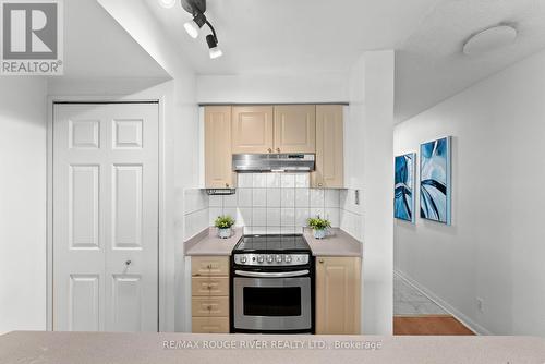 702 - 8 Lee Centre Drive, Toronto, ON - Indoor Photo Showing Kitchen