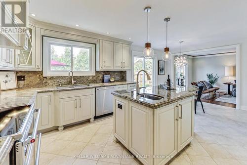 325 Buckingham Road, Newmarket, ON - Indoor Photo Showing Kitchen With Upgraded Kitchen