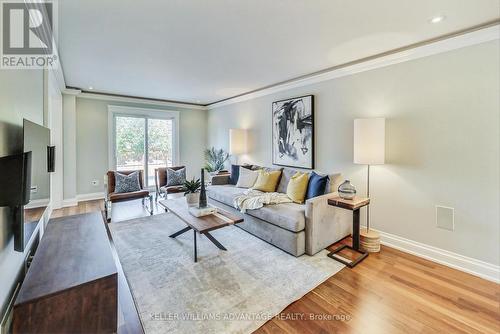 325 Buckingham Road, Newmarket, ON - Indoor Photo Showing Living Room