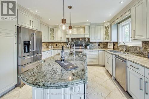 325 Buckingham Road, Newmarket, ON - Indoor Photo Showing Kitchen With Double Sink With Upgraded Kitchen