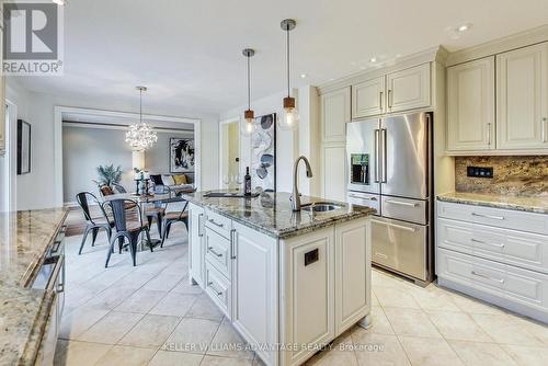 325 Buckingham Road, Newmarket, ON - Indoor Photo Showing Kitchen With Upgraded Kitchen