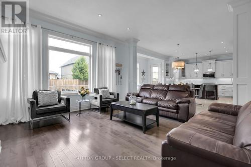 157 Jenna Drive, Strathroy-Caradoc (Ne), ON - Indoor Photo Showing Living Room