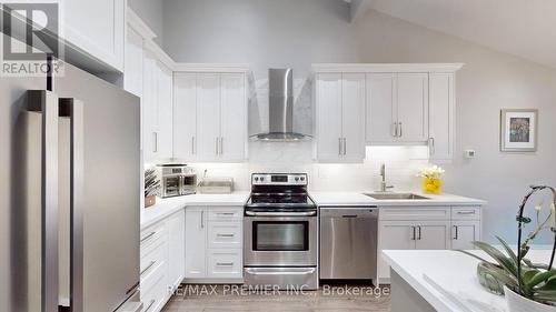 75 Fox Run, Barrie, ON - Indoor Photo Showing Kitchen With Stainless Steel Kitchen With Upgraded Kitchen