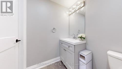 75 Fox Run, Barrie, ON - Indoor Photo Showing Bathroom