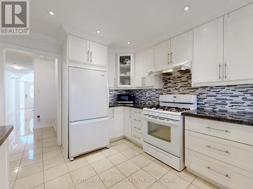 2555 Strathmore Crescent, Mississauga, ON - Indoor Photo Showing Kitchen