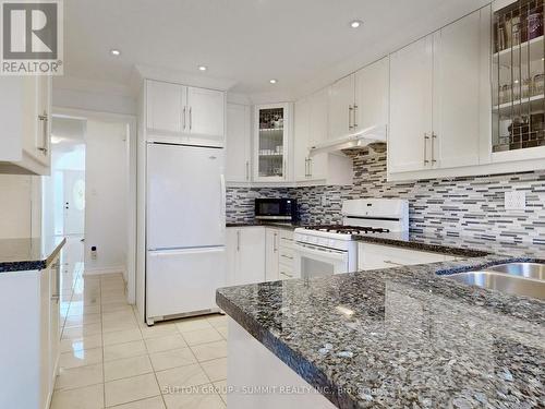 2555 Strathmore Crescent, Mississauga, ON - Indoor Photo Showing Kitchen With Double Sink With Upgraded Kitchen