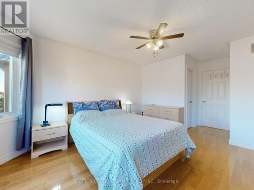 2555 Strathmore Crescent, Mississauga, ON - Indoor Photo Showing Bedroom