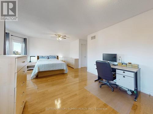 2555 Strathmore Crescent, Mississauga, ON - Indoor Photo Showing Bedroom