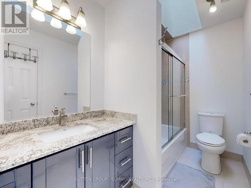 2555 Strathmore Crescent, Mississauga, ON - Indoor Photo Showing Bathroom