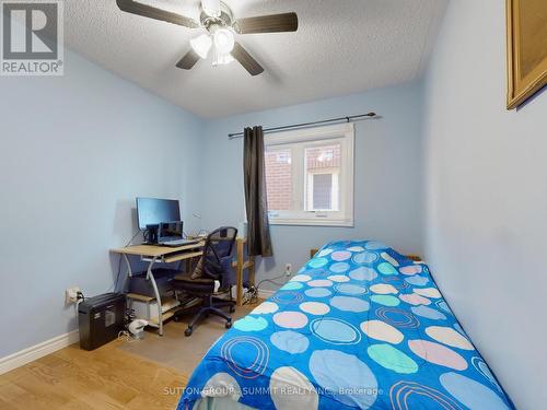 2555 Strathmore Crescent, Mississauga, ON - Indoor Photo Showing Bedroom