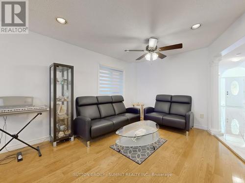 2555 Strathmore Crescent, Mississauga, ON - Indoor Photo Showing Living Room