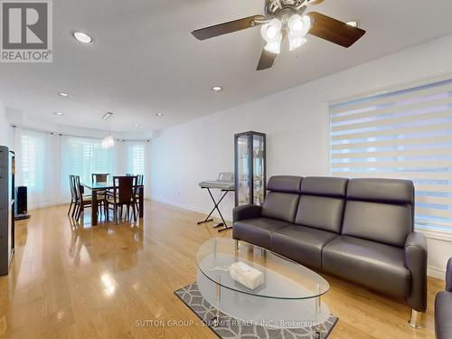 2555 Strathmore Crescent, Mississauga, ON - Indoor Photo Showing Living Room