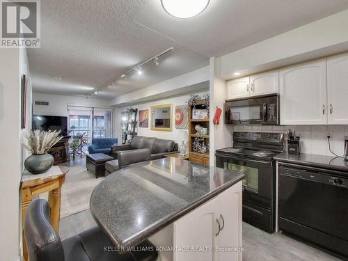 521 - 270 Wellington Street W, Toronto, ON - Indoor Photo Showing Kitchen