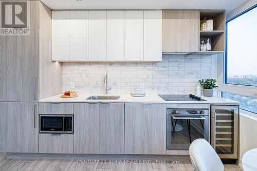 1806 - 2020 Bathurst Street, Toronto, ON - Indoor Photo Showing Kitchen With Upgraded Kitchen