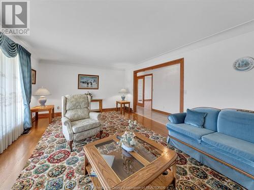 4155 Manning Road, Tecumseh, ON - Indoor Photo Showing Living Room