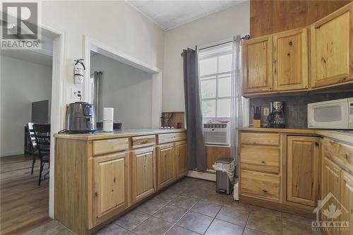 2083 Dundas Street S, Cardinal, ON - Indoor Photo Showing Kitchen