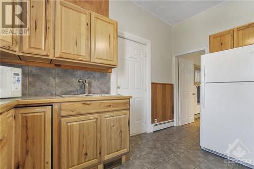 2083 Dundas Street S, Cardinal, ON - Indoor Photo Showing Kitchen