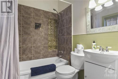 2083 Dundas Street S, Cardinal, ON - Indoor Photo Showing Bathroom