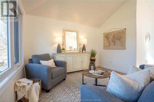 416 Indian Creek Road West, Chatham, ON - Indoor Photo Showing Living Room