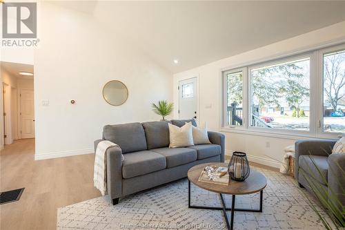 416 Indian Creek Road West, Chatham, ON - Indoor Photo Showing Living Room