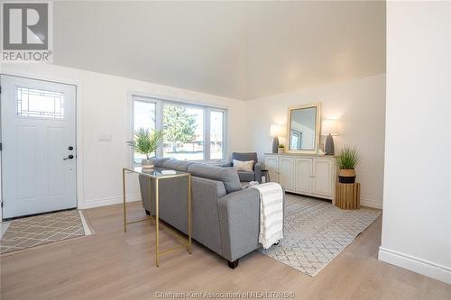 416 Indian Creek Road West, Chatham, ON - Indoor Photo Showing Living Room