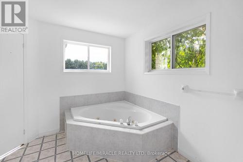 9 Hodgson Drive, Barrie, ON - Indoor Photo Showing Bathroom