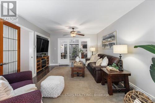 279 Clarlyn Drive, Georgina, ON - Indoor Photo Showing Living Room