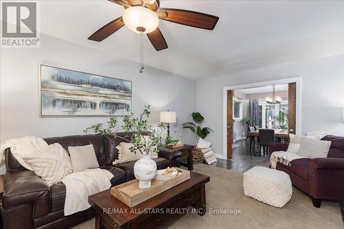 279 Clarlyn Drive, Georgina, ON - Indoor Photo Showing Living Room