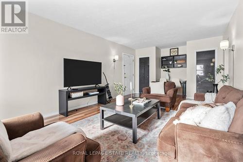 14 - 227 Macnab Street S, Hamilton, ON - Indoor Photo Showing Living Room