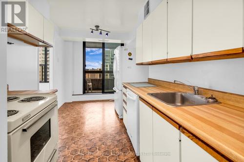 1811 - 100 Quebec Avenue, Toronto, ON - Indoor Photo Showing Kitchen