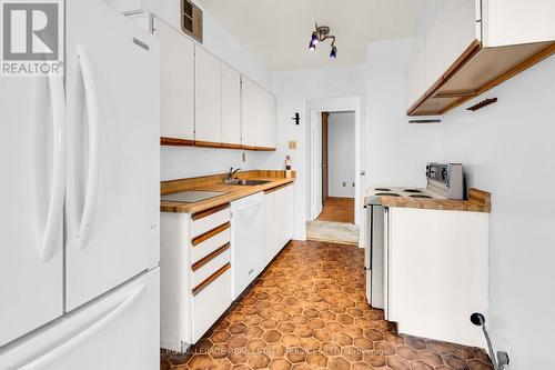 1811 - 100 Quebec Avenue, Toronto, ON - Indoor Photo Showing Kitchen