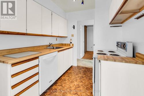 1811 - 100 Quebec Avenue, Toronto, ON - Indoor Photo Showing Kitchen