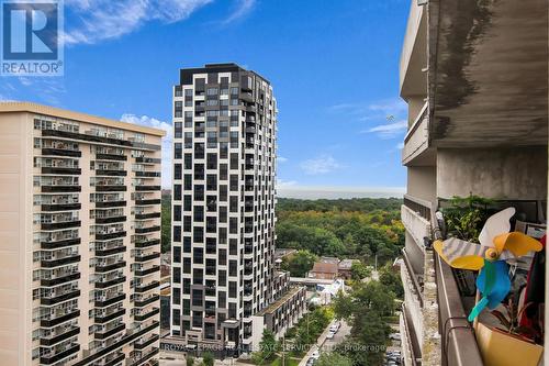 1811 - 100 Quebec Avenue, Toronto, ON - Outdoor With Facade